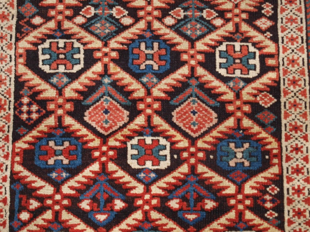ANTIQUE CAUCASIAN DAGESTAN RUG, LATTICE DESIGN WITH HUMAN FIGURES, CIRCA 1880. View X
