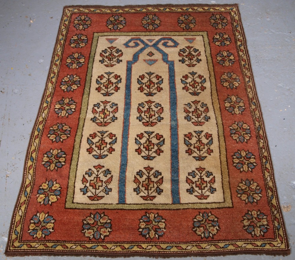 ANTIQUE TURKISH MANASTIR PRAYER RUG, RAMS HORN MIHRAB, CIRCA 1900.