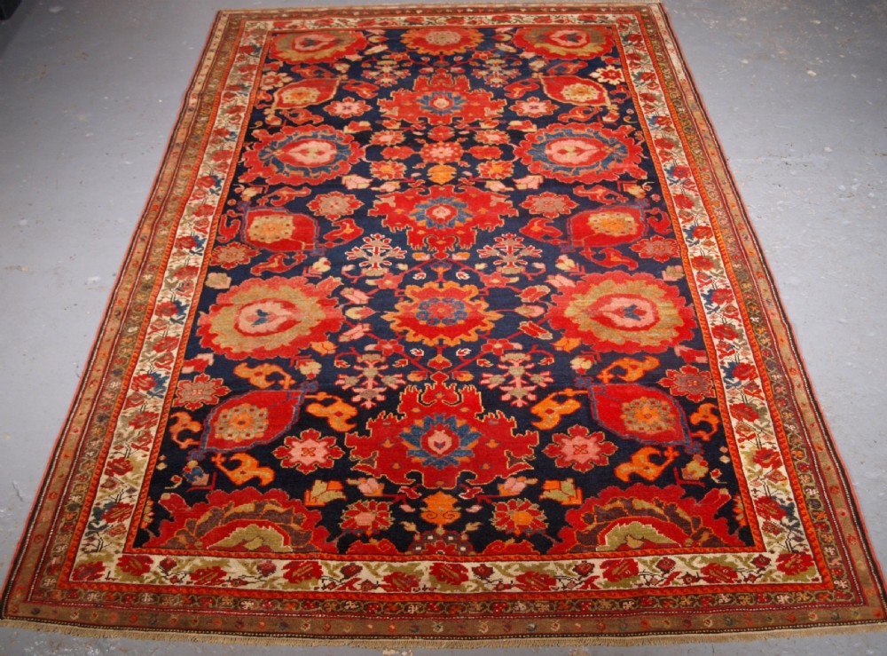 ANTIQUE MALAYER RUG, VERY FINE WEAVE WITH HARSHANG DESIGN, CIRCA 1900.