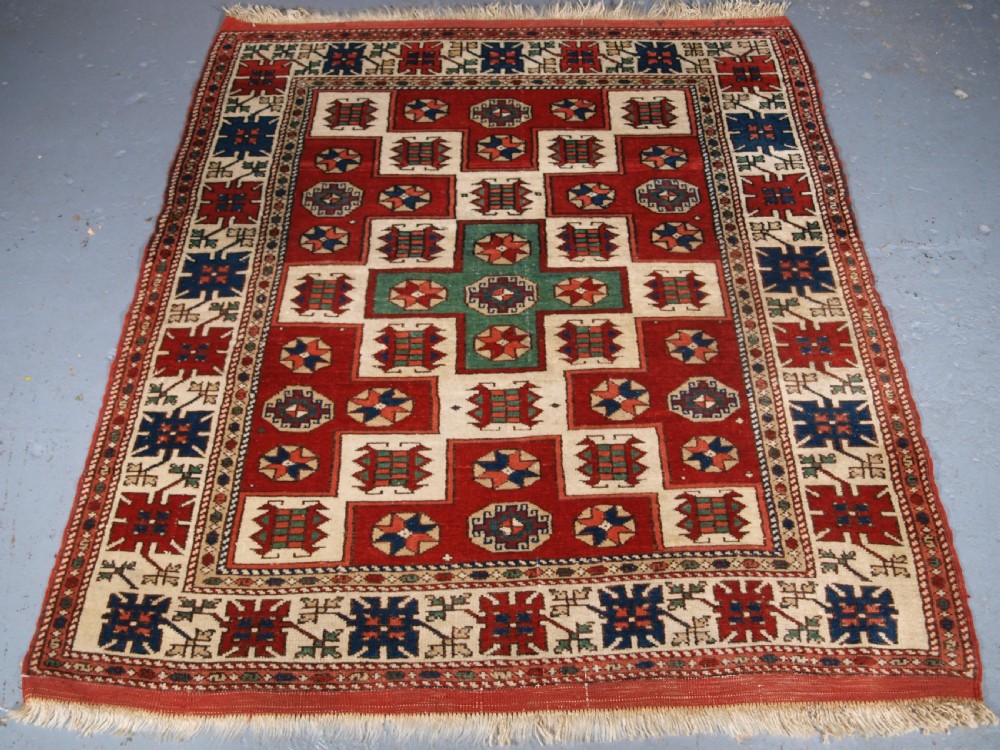 OLD TURKISH BERGAMA REGION RUG WITH TRADITIONAL DESIGN, CIRCA 1920.