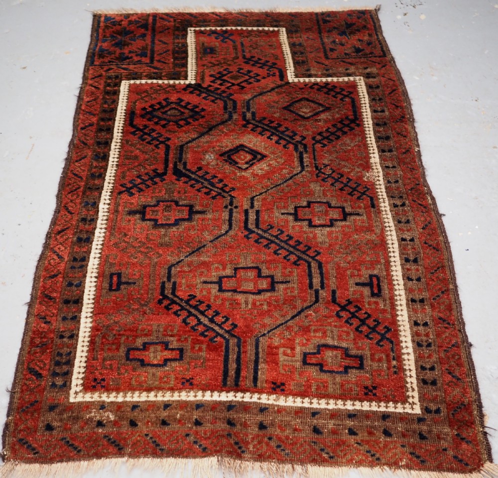 ANTIQUE BALUCH PRAYER RUG WITH LARGE LATTICE DESIGN, CIRCA 1900.