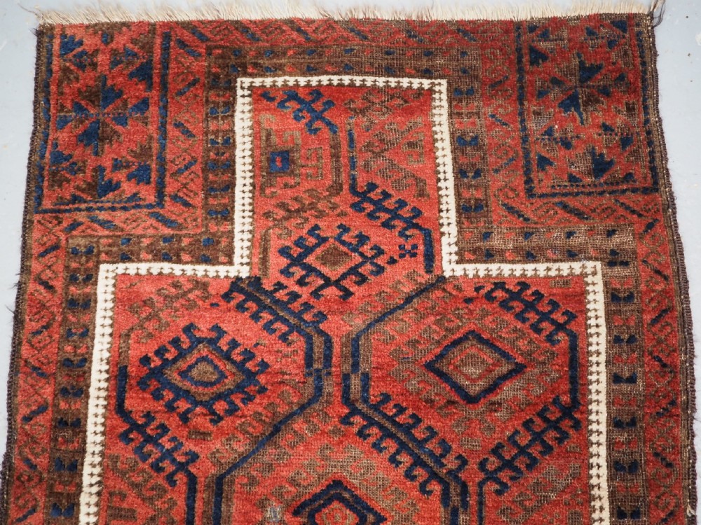 ANTIQUE BALUCH PRAYER RUG WITH LARGE LATTICE DESIGN, CIRCA 1900. View III
