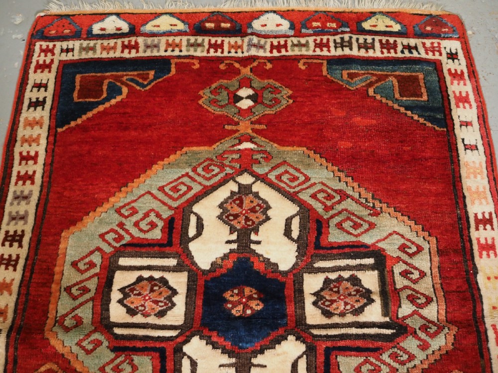 ANTIQUE TURKISH KARAPINAR RUG, CLASSIC DESIGN, 19TH CENTURY. View III