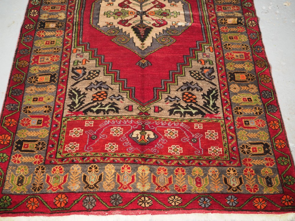 OLD CENTRAL ANATOLIAN TURKISH VILLAGE RUG, SINGLE MEDALLION, CIRCA 1930. View V