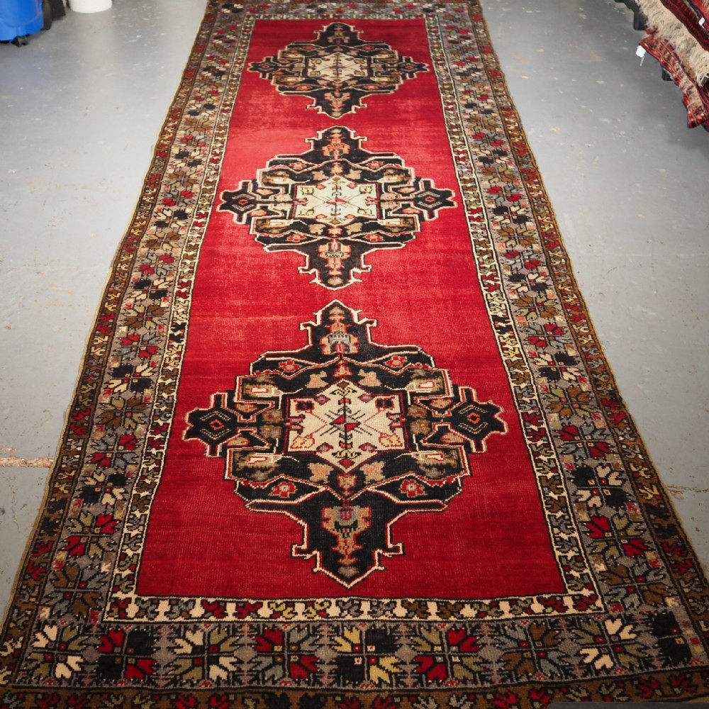 OLD TURKISH RUNNER, NIGDE REGION, LARGE SIZE COUNTRY HOUSE LOOK, CIRCA 1920.