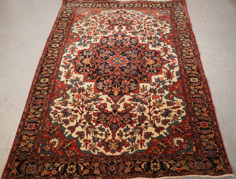 ANTIQUE SAROUK RUG, BEAUTIFUL FLORAL SPRAY DESIGN, CIRCA 1900/20.