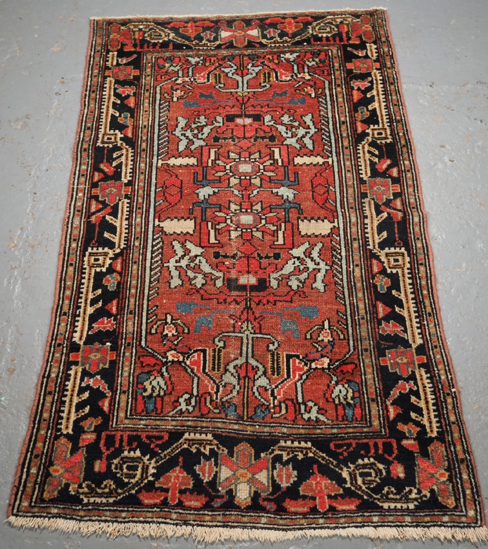 ANTIQUE HAMADAN VILLAGE RUG OF SMALL SIZE, CIRCA 1900/20.