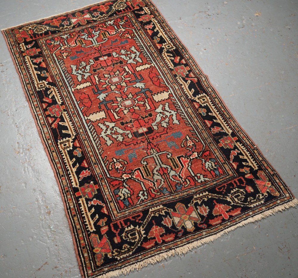 ANTIQUE HAMADAN VILLAGE RUG OF SMALL SIZE, CIRCA 1900/20. View II