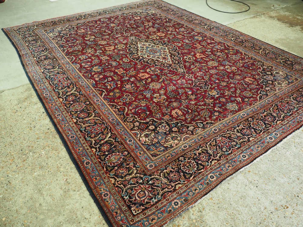 ANTIQUE KASHAN CARPET, GOOD EXAMPLE WITH CLASSIC DESIGN & COLOUR, CIRCA 1920 View II