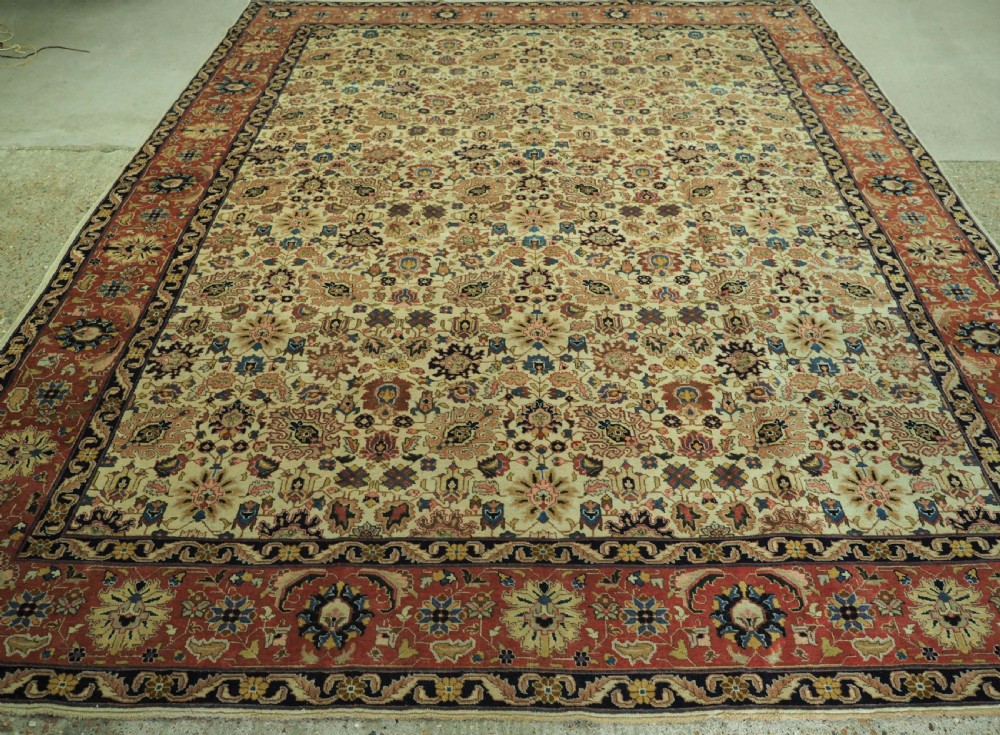 ANTIQUE TABRIZ CARPET, IVORY GROUND WITH SOFT PASTEL COLOURS, CIRCA 1920.