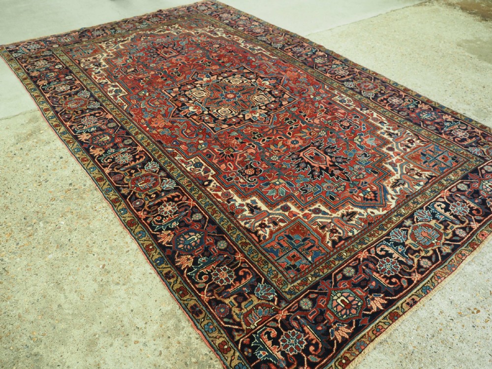 ANTIQUE HERIZ CARPET, TRADITIONAL DESIGN, SMALL ROOM SIZE, CIRCA 1920.