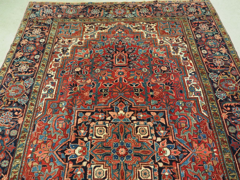 ANTIQUE HERIZ CARPET, TRADITIONAL DESIGN, SMALL ROOM SIZE, CIRCA 1920. View III