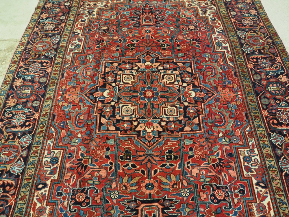 ANTIQUE HERIZ CARPET, TRADITIONAL DESIGN, SMALL ROOM SIZE, CIRCA 1920. View V
