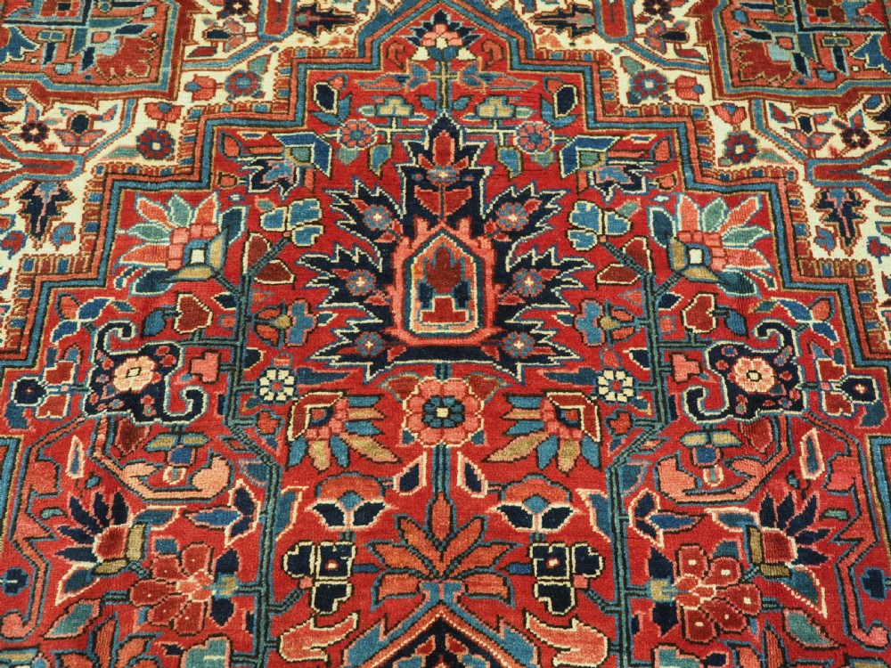 ANTIQUE HERIZ CARPET, TRADITIONAL DESIGN, SMALL ROOM SIZE, CIRCA 1920. View VIII