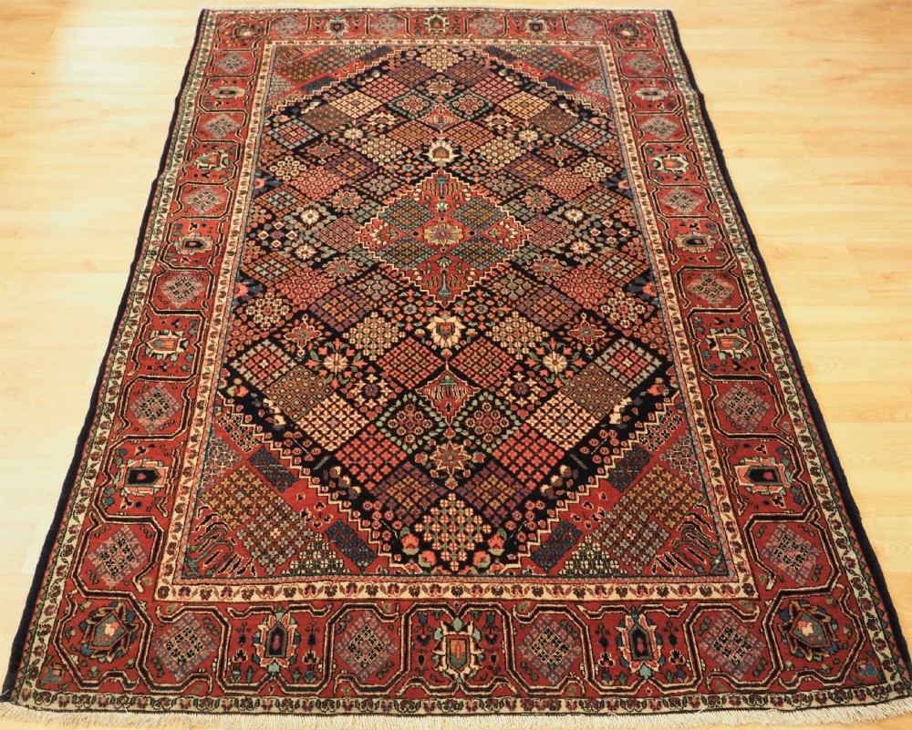 ANTIQUE KASHAN RUG WITH CLASSIC DESIGN, EXCELLENT CONDITION, CIRCA 1920.
