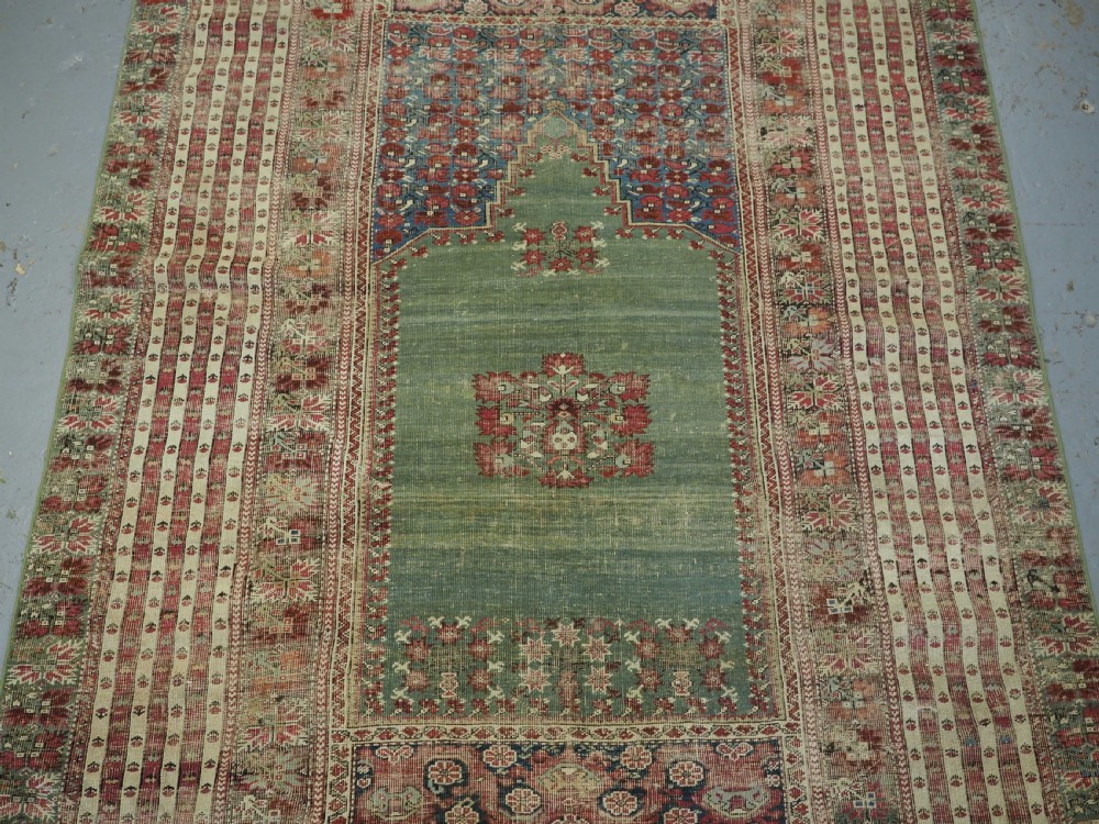 ANTIQUE TURKISH GHIORDES PRAYER RUG, MULTIPLE BORDERS, GREEN FIELD, CIRCA 1750. View IV
