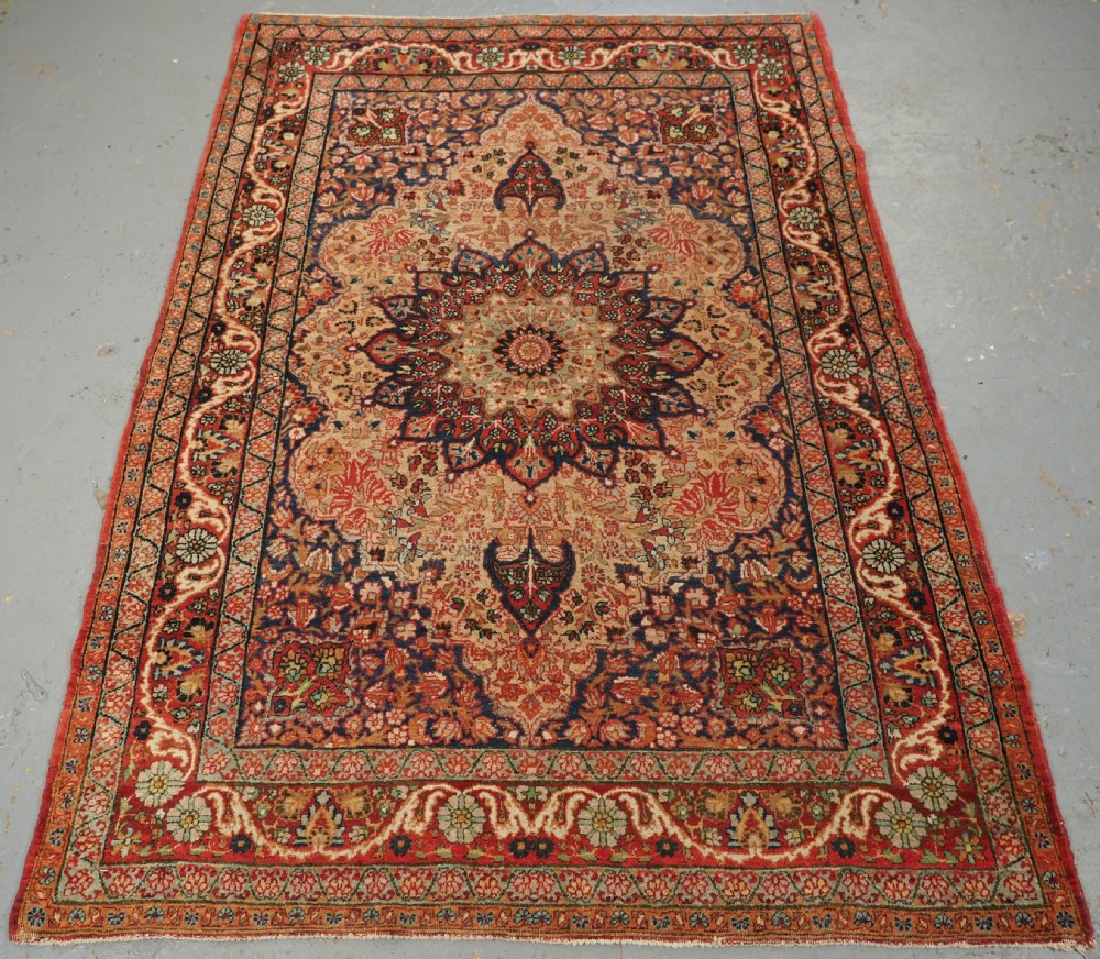 ANTIQUE KIRMAN RUG WITH MEDALLION AND SOFT COLOURS, CIRCA 1900.