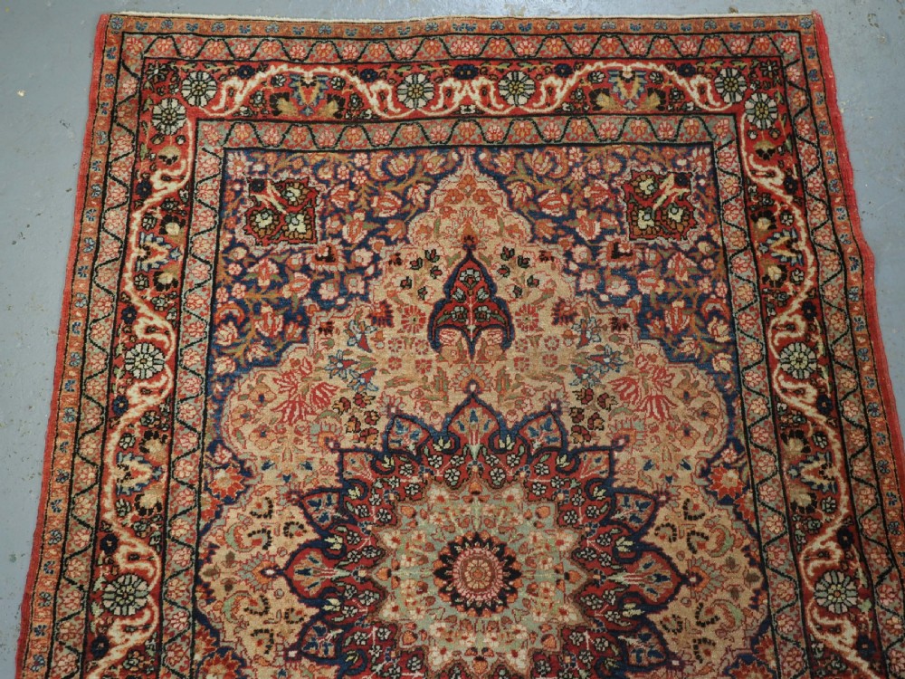 ANTIQUE KIRMAN RUG WITH MEDALLION AND SOFT COLOURS, CIRCA 1900. View II