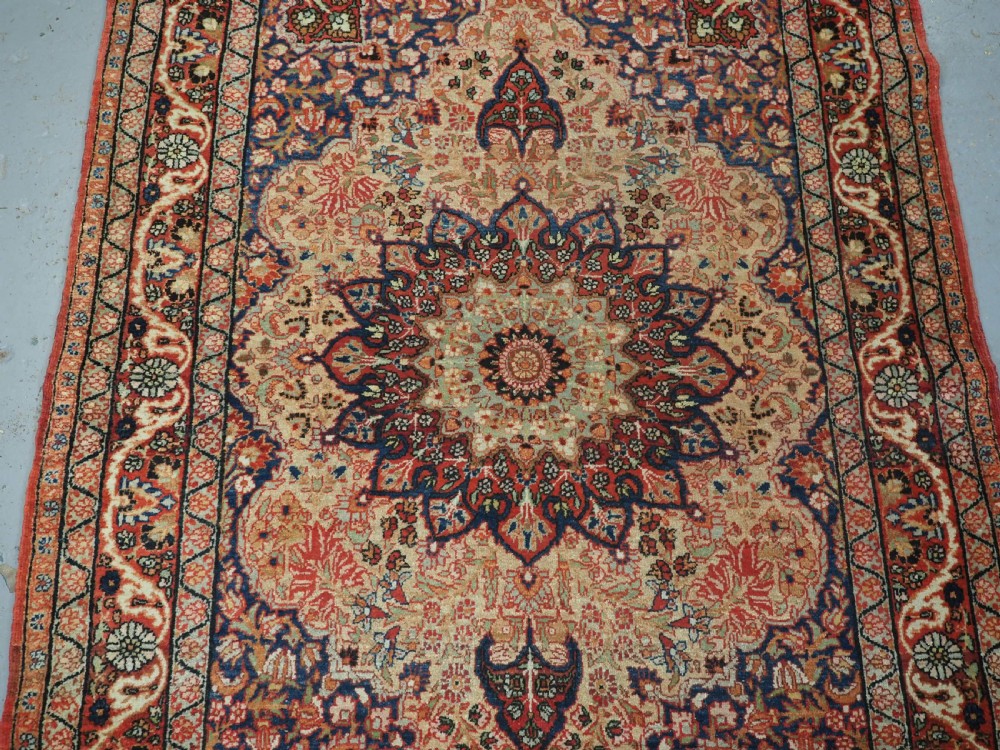 ANTIQUE KIRMAN RUG WITH MEDALLION AND SOFT COLOURS, CIRCA 1900. View III