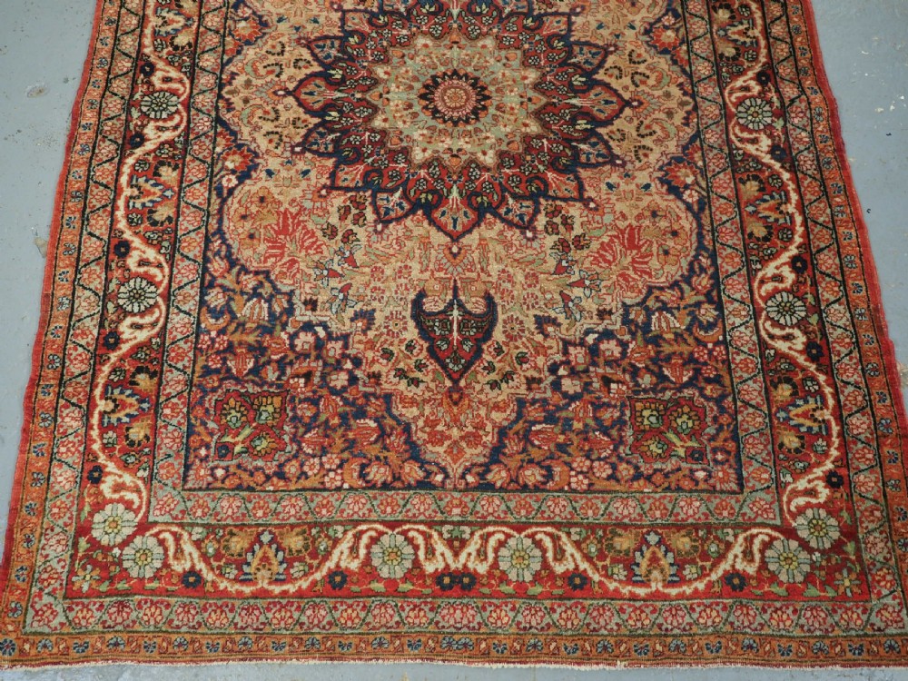 ANTIQUE KIRMAN RUG WITH MEDALLION AND SOFT COLOURS, CIRCA 1900. View IV