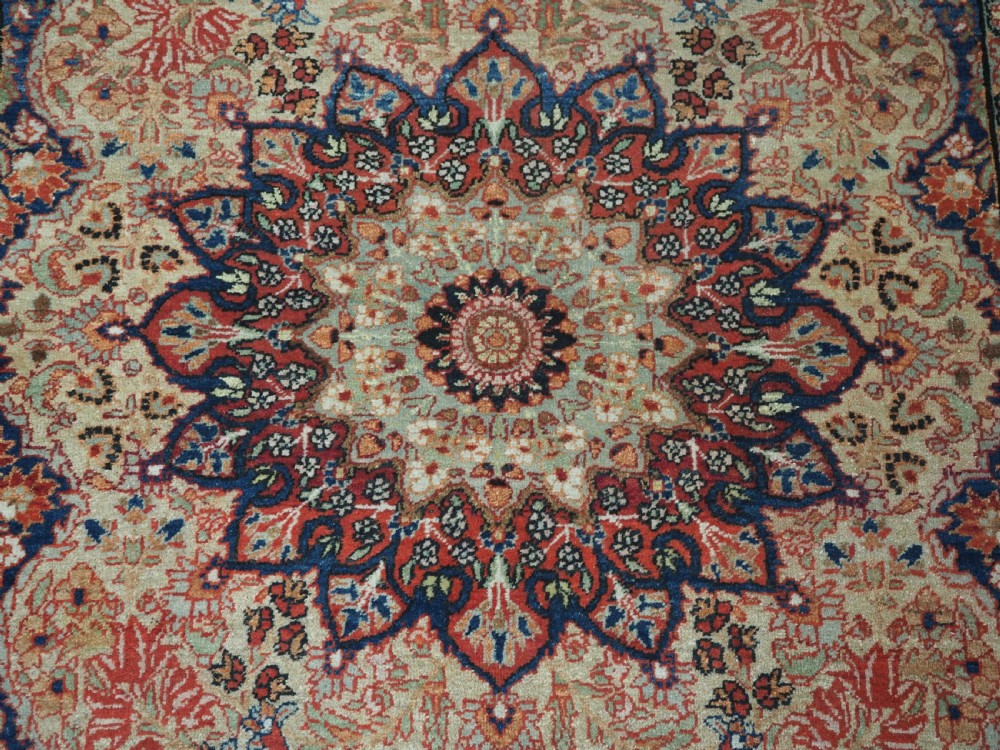 ANTIQUE KIRMAN RUG WITH MEDALLION AND SOFT COLOURS, CIRCA 1900. View IX