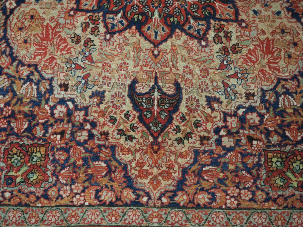 ANTIQUE KIRMAN RUG WITH MEDALLION AND SOFT COLOURS, CIRCA 1900. View X