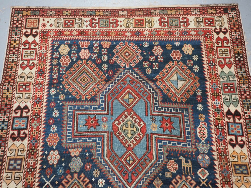 ANTIQUE CAUCASIAN AKSTAFA RUG WITH BOLD MEDALLION DESIGN, CIRCA 1890. View III