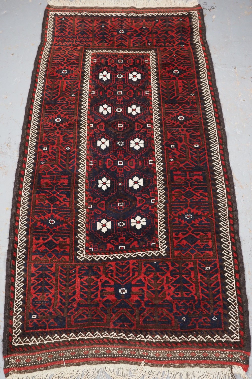 ANTIQUE BALUCH RUG WITH MINA KHANI DESIGN, CIRCA 1900.