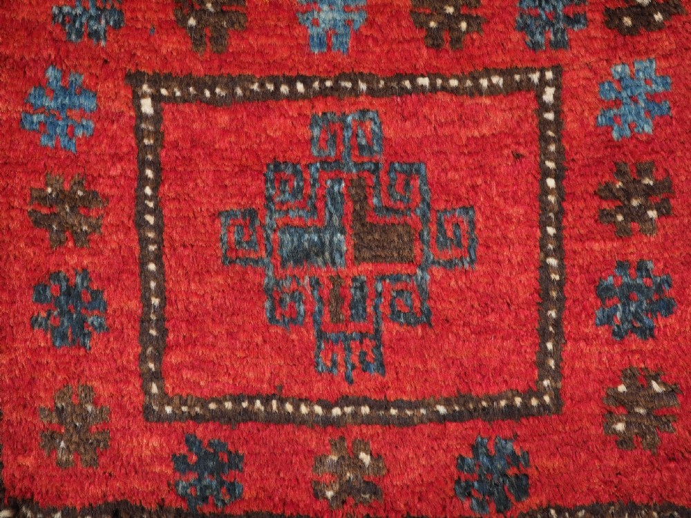 ANTIQUE AFGHAN BALUCH VANITY BAG WITH PLAIN WEAVE BACK, CIRCA 1920. View VI