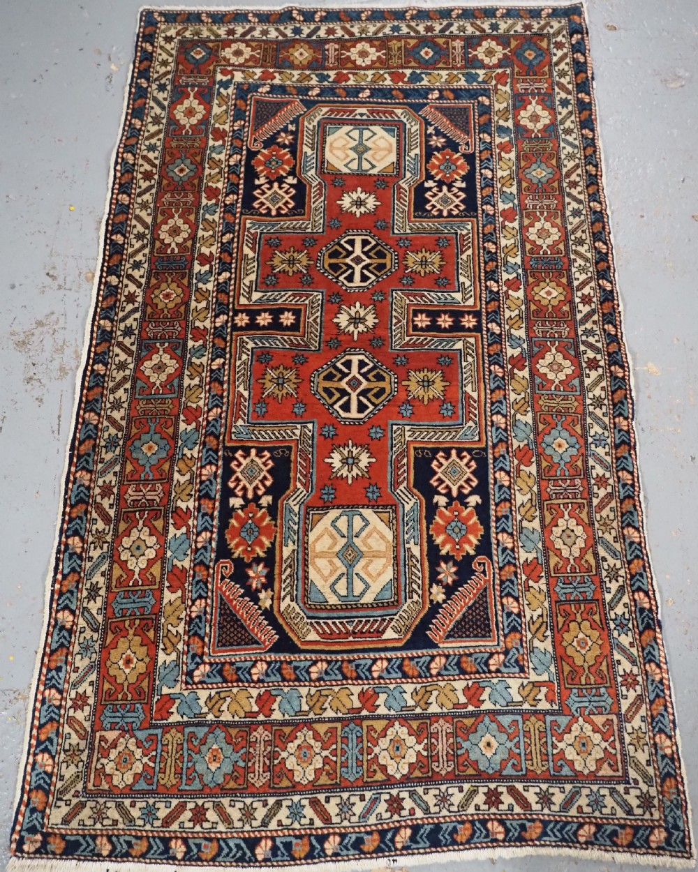 ANTIQUE CAUCASIAN SHIRVAN RUG OF SMALL SIZE, SURAHANI DESIGN, CIRCA 1900/20.