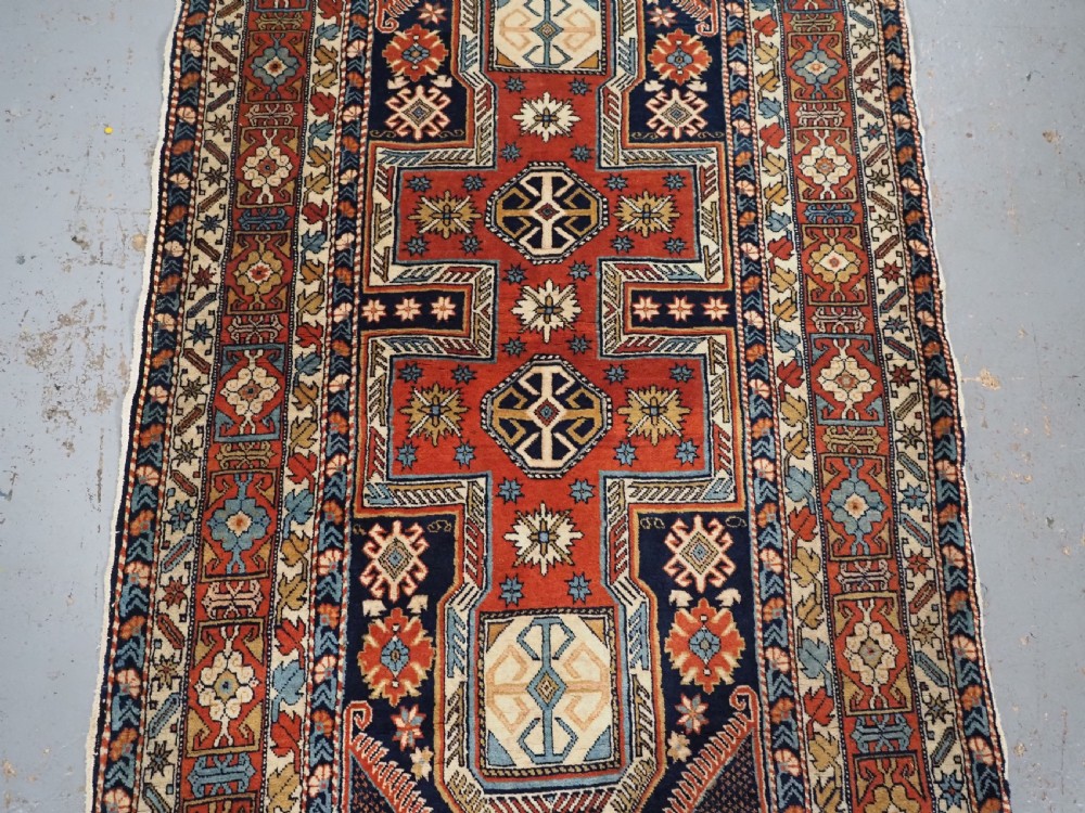 ANTIQUE CAUCASIAN SHIRVAN RUG OF SMALL SIZE, SURAHANI DESIGN, CIRCA 1900/20. View IV