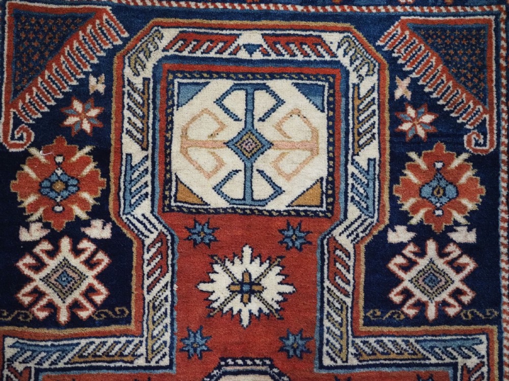 ANTIQUE CAUCASIAN SHIRVAN RUG OF SMALL SIZE, SURAHANI DESIGN, CIRCA 1900/20. View VIII