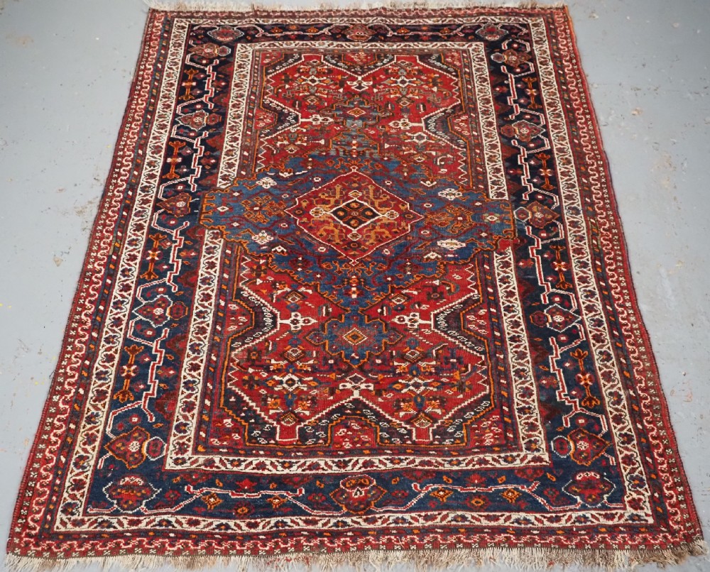 ANTIQUE KHAMSEH TRIBAL RUG, INTERESTING MEDALLION DESIGN, CIRCA 1900.