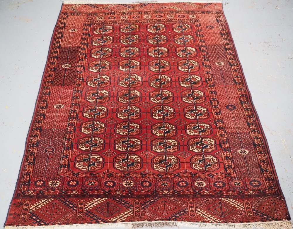 ANTIQUE TEKKE TURKMEN RUG WITH WARM RED COLOUR, CIRCA 1900.