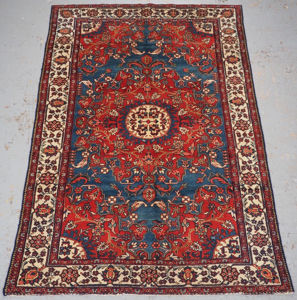 ANTIQUE TAFRESH VILLAGE RUG WITH SUPERB COLOUR, CIRCA 1920.