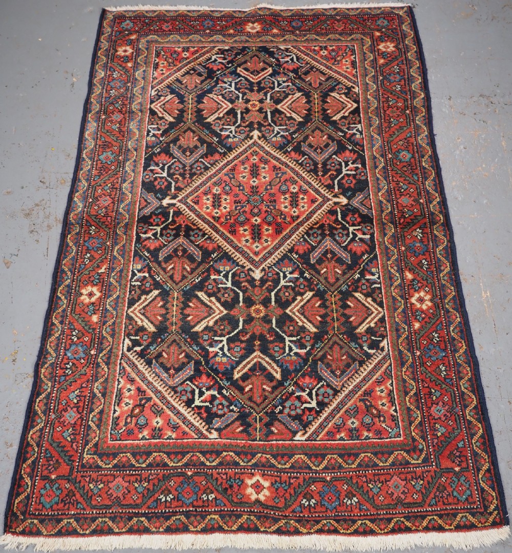 ANTIQUE MAHAL RUG WITH SMALL MEDALLION & FLORAL DESIGN, CIRCA 1920.