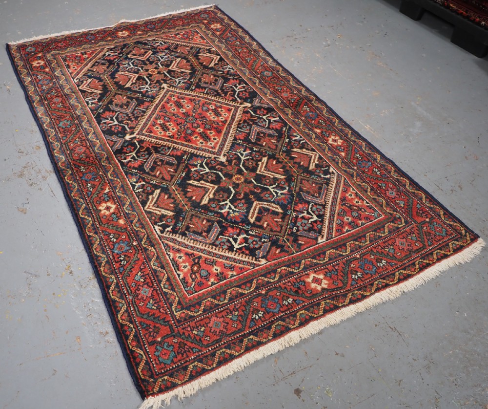 ANTIQUE MAHAL RUG WITH SMALL MEDALLION & FLORAL DESIGN, CIRCA 1920. View II