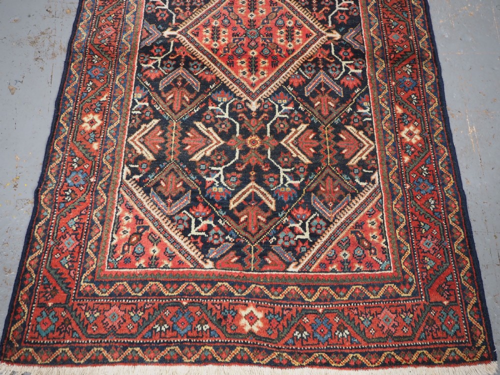 ANTIQUE MAHAL RUG WITH SMALL MEDALLION & FLORAL DESIGN, CIRCA 1920. View IV