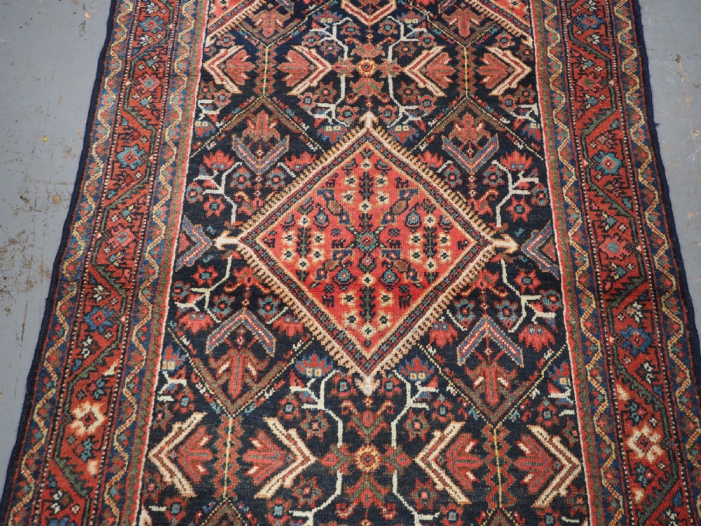 ANTIQUE MAHAL RUG WITH SMALL MEDALLION & FLORAL DESIGN, CIRCA 1920. View V