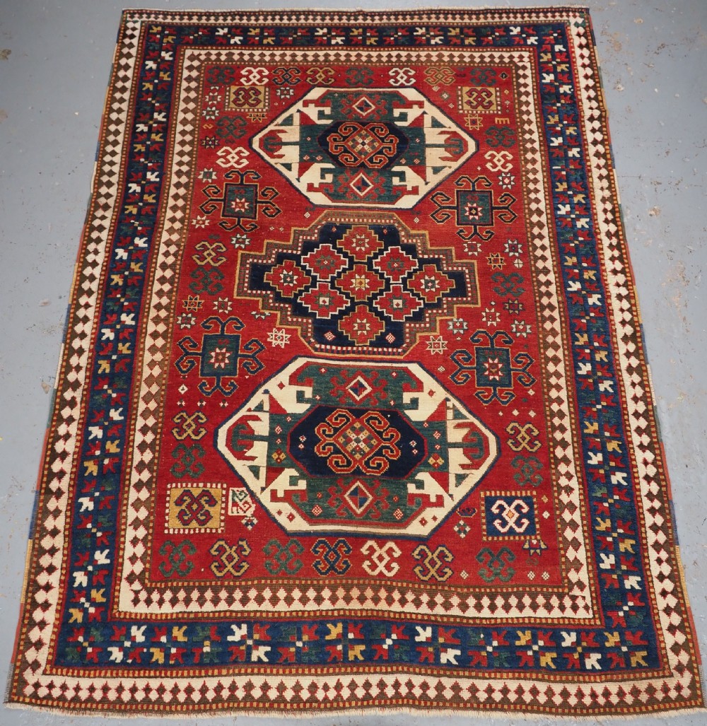 ANTIQUE CAUCASIAN TRIPLE MEDALLION KAZAK RUG, CLASSIC DESIGN, 2ND HALF 19TH CENTURY.
