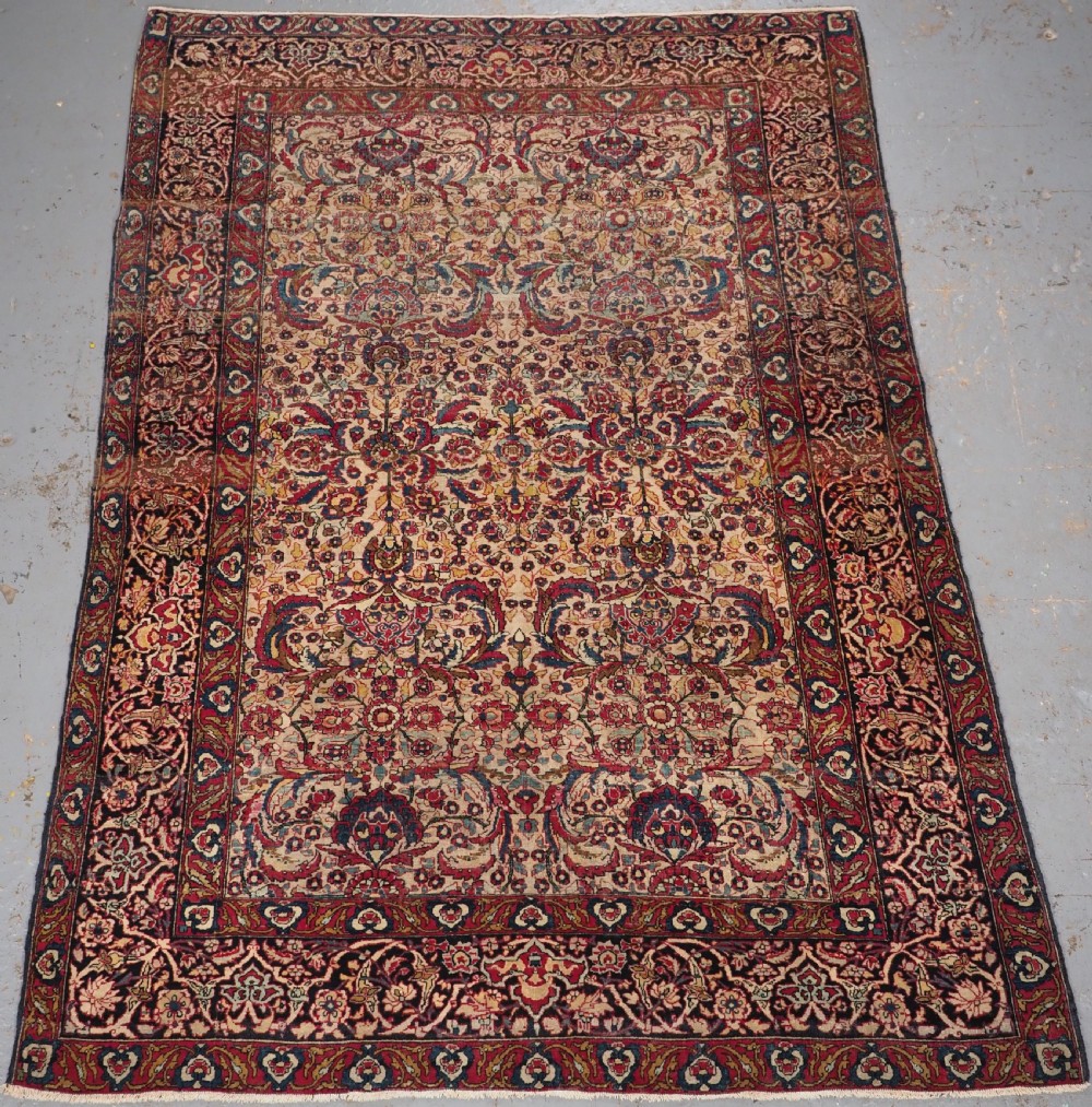 ANTIQUE ISFAHAN RUG, VERY FINE WEAVE AND CLASSIC DESIGN, CIRCA 1900.