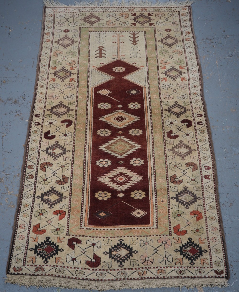 OLD TURKISH MILAS PRAYER RUG OF TRADITIONAL DESIGN, CIRCA 1920/30.