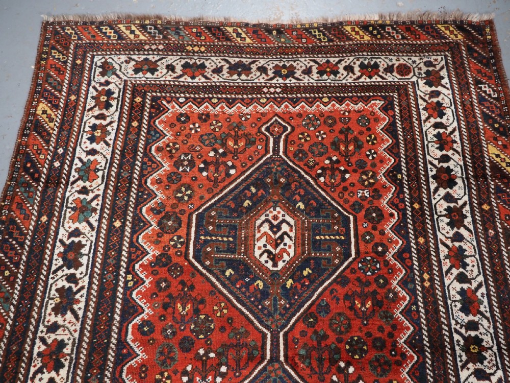ANTIQUE SHIRAZ RUG WITH LINKED MEDALLION DESIGN, CIRCA 1920. View III
