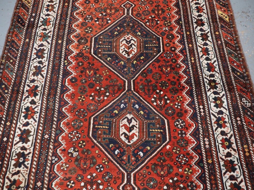 ANTIQUE SHIRAZ RUG WITH LINKED MEDALLION DESIGN, CIRCA 1920. View IV