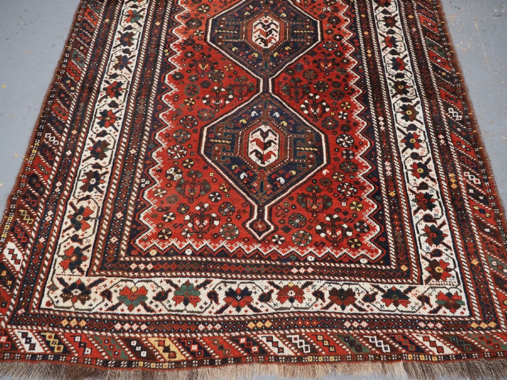 ANTIQUE SHIRAZ RUG WITH LINKED MEDALLION DESIGN, CIRCA 1920. View V