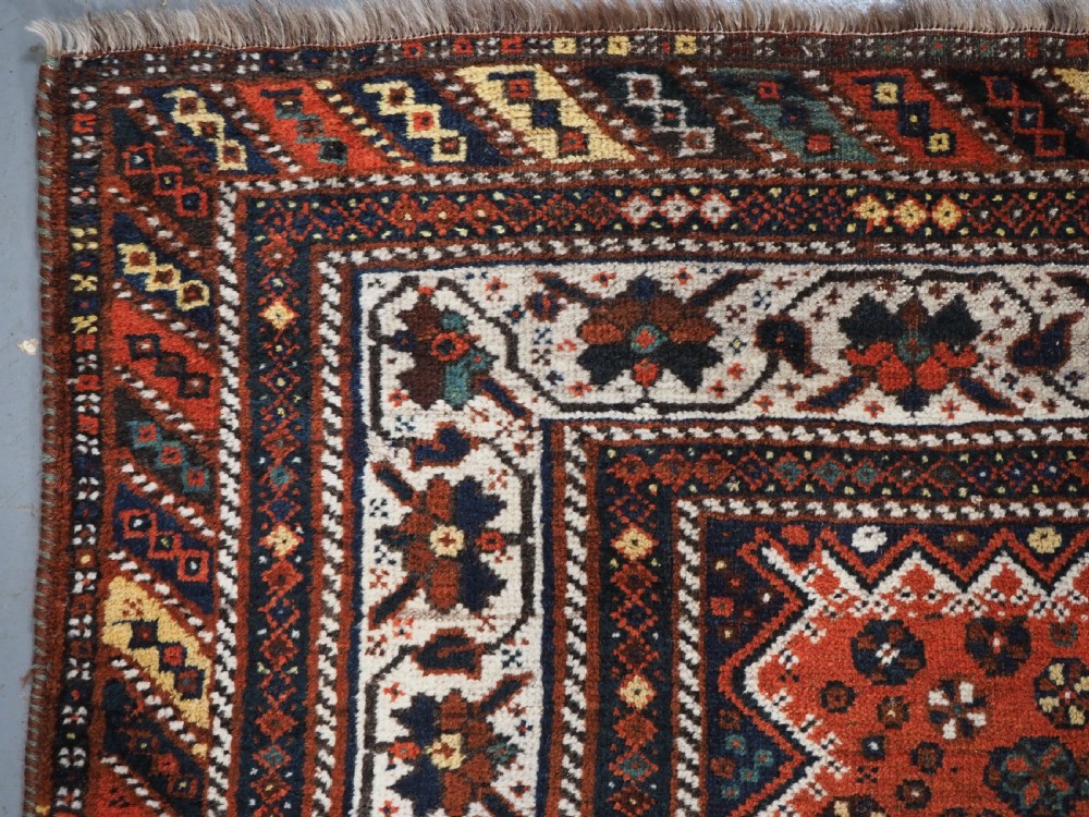 ANTIQUE SHIRAZ RUG WITH LINKED MEDALLION DESIGN, CIRCA 1920. View VI