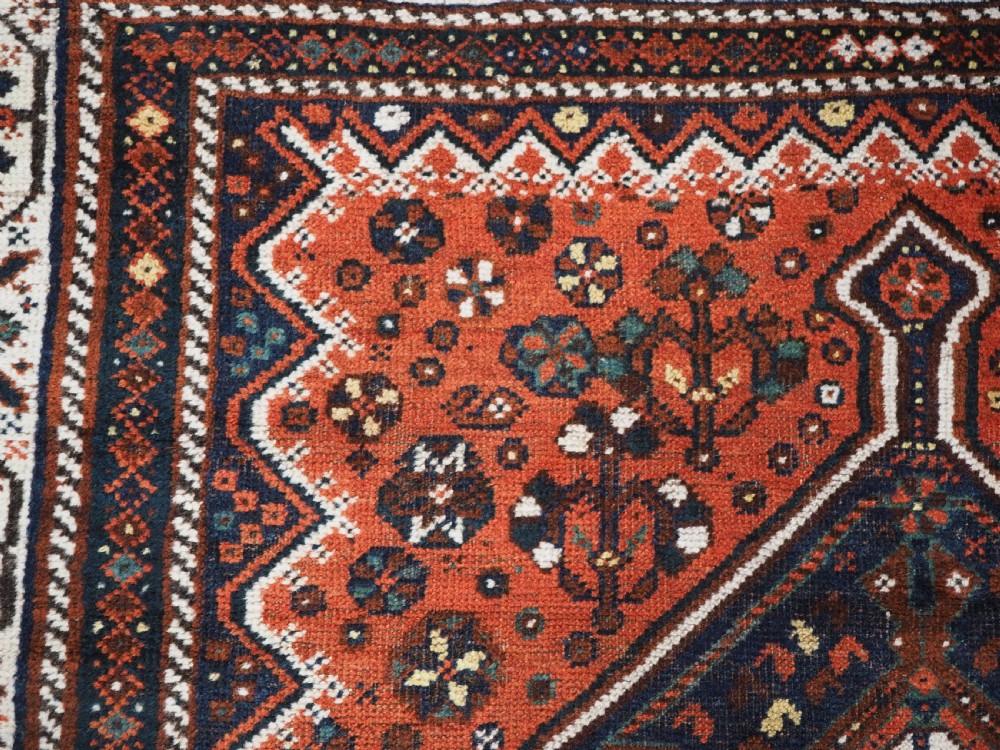 ANTIQUE SHIRAZ RUG WITH LINKED MEDALLION DESIGN, CIRCA 1920. View VIII