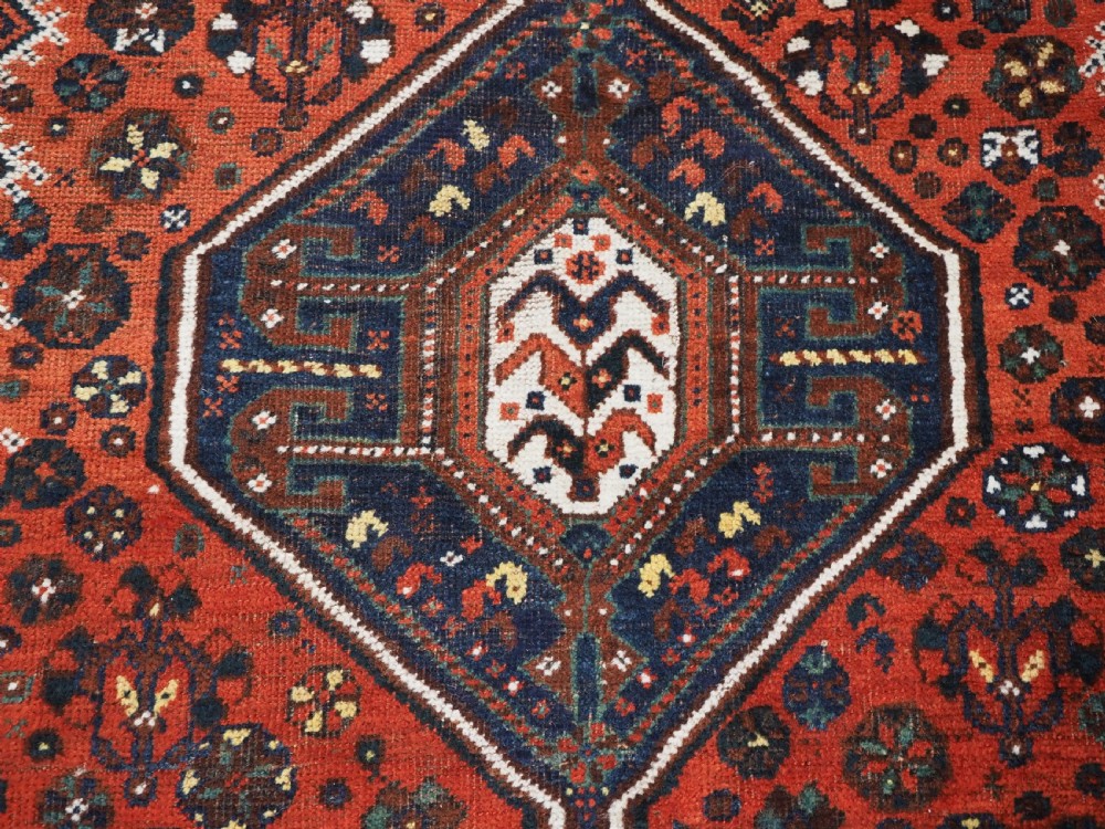 ANTIQUE SHIRAZ RUG WITH LINKED MEDALLION DESIGN, CIRCA 1920. View IX