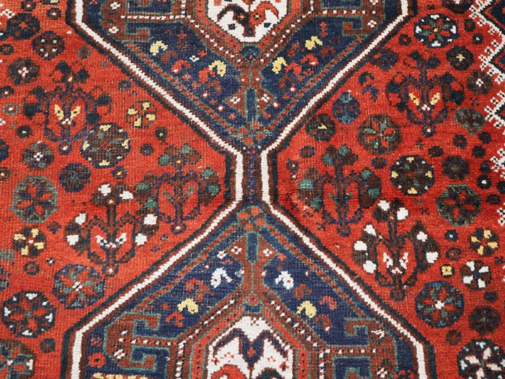 ANTIQUE SHIRAZ RUG WITH LINKED MEDALLION DESIGN, CIRCA 1920. View X