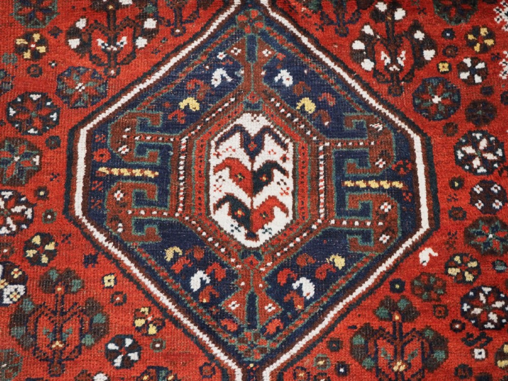 ANTIQUE SHIRAZ RUG WITH LINKED MEDALLION DESIGN, CIRCA 1920. View XI